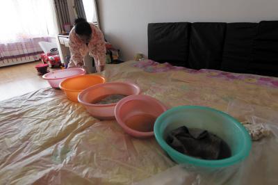 义马楼上漏水，住户失联，小区没物管，业主维权难！律师来支招……